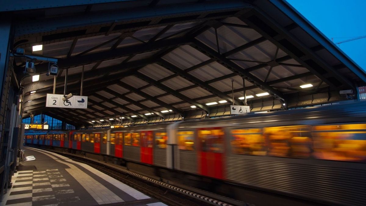 Metro v Hamburku najelo na trubku. Deset zraněných